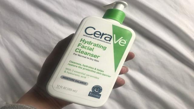 Sữa rửa mặt Cerave Hydrating Facial Cleanser là sản phẩm chăm sóc da tuyệt vời dành cho da khô