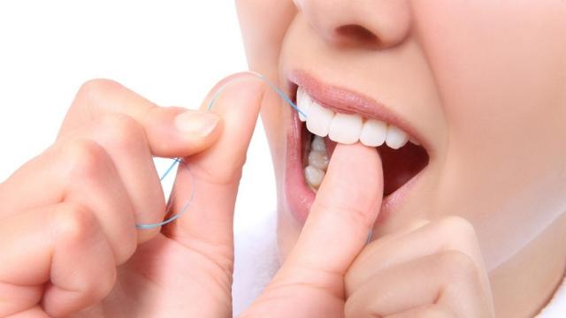 Chỉ nha khoa là công cụ làm sạch răng được các bác sĩ khuyên dùng