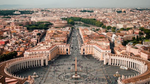 Tóa Thánh Vatican được bảo vệ bởi quốc gia nào?